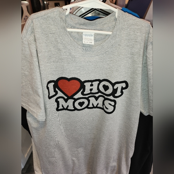 I Love hot moms t shirt - Picture 1 of 1